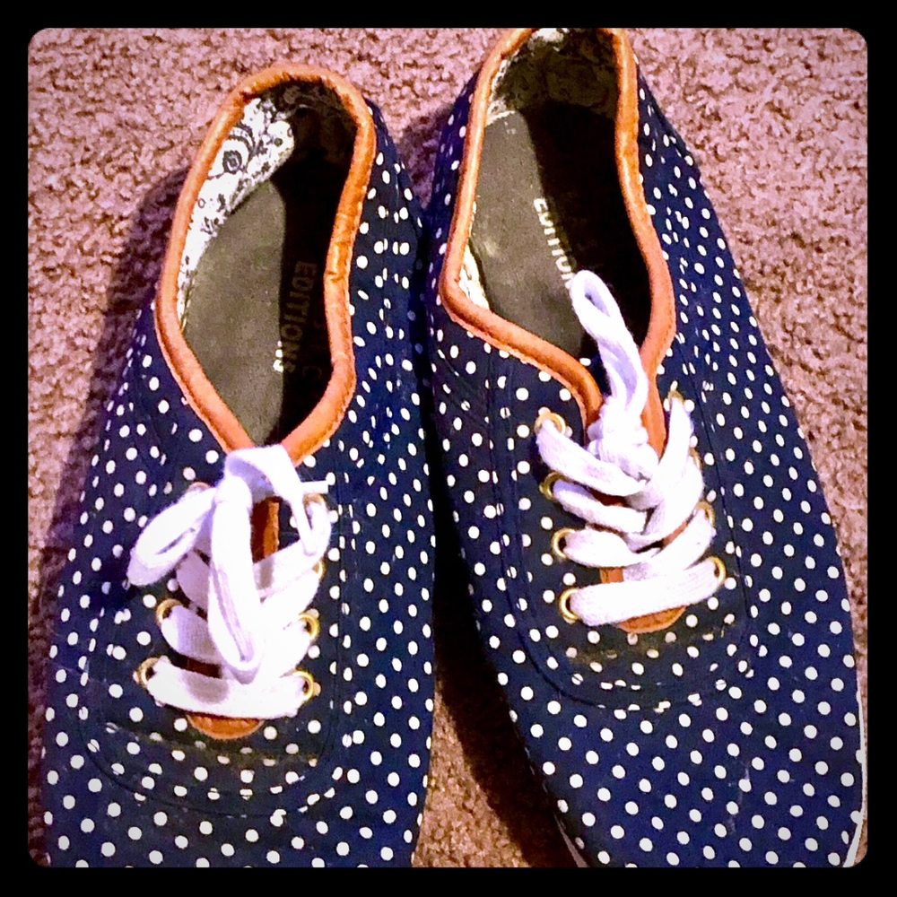 Size 10 women’s navy blue/white polka dots shoes